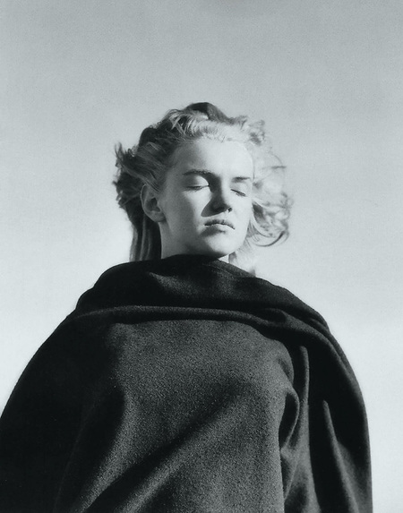  marylin munroe (age 20), army blanket sitting, malibu 1946, by andré de dienes 